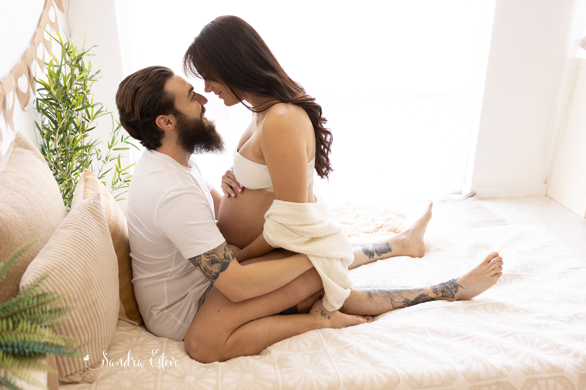 Sesión de fotos de embarazada en pareja, estudio en Granollers. Vale regalo sesión fotos embarazo.