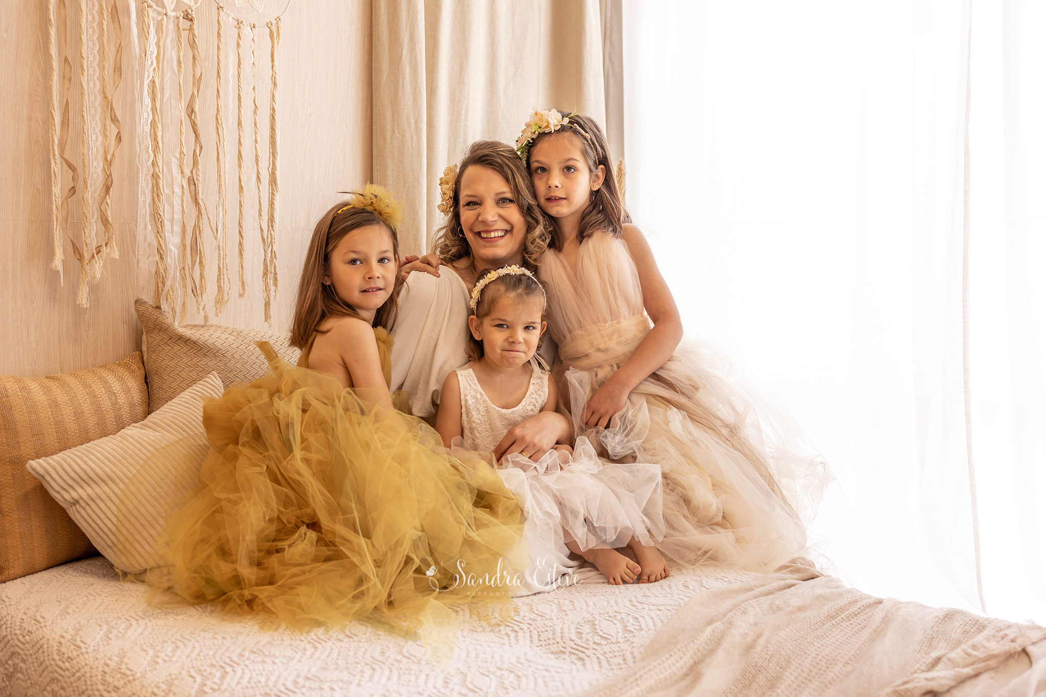 Reportaje de fotos en estudio en familia. Book madre e hijas decorado boho.