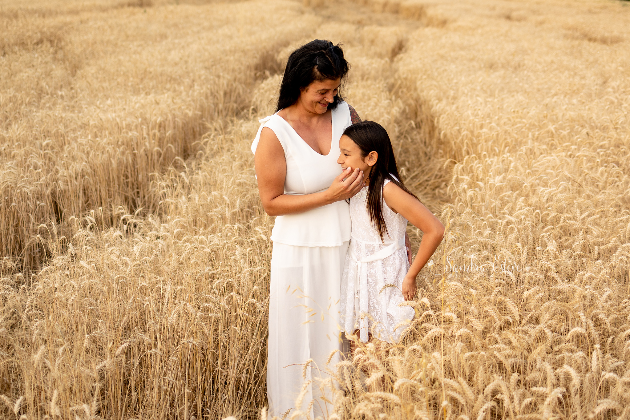 sesion-fotos-exterior-familiar-madre-hija-trigo