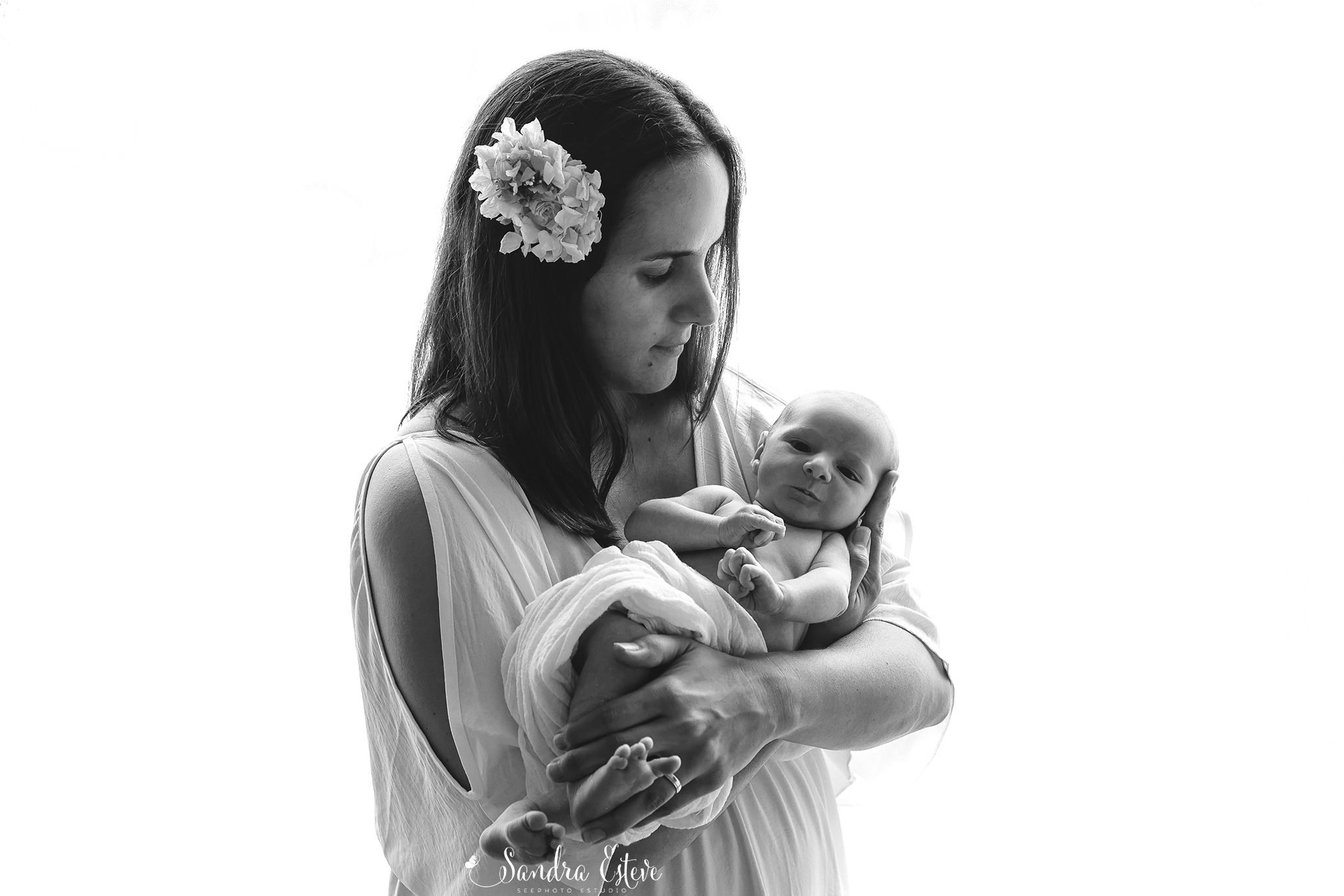 foto-recien-nacido-bebe-madre-blanco-negro-sesion-estudio-barcelona01