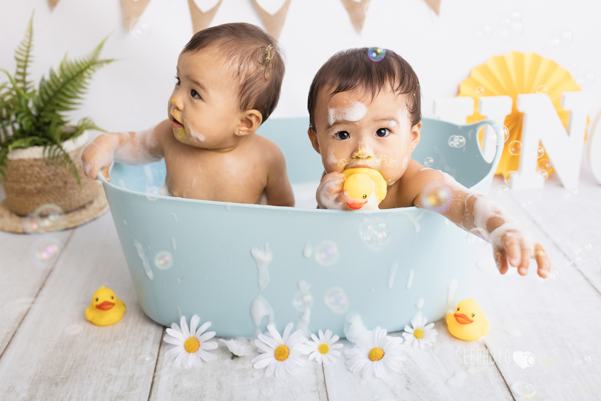 fotos-gemelas-pastel-baño-smash-cake-primer-año-granollers-estudio