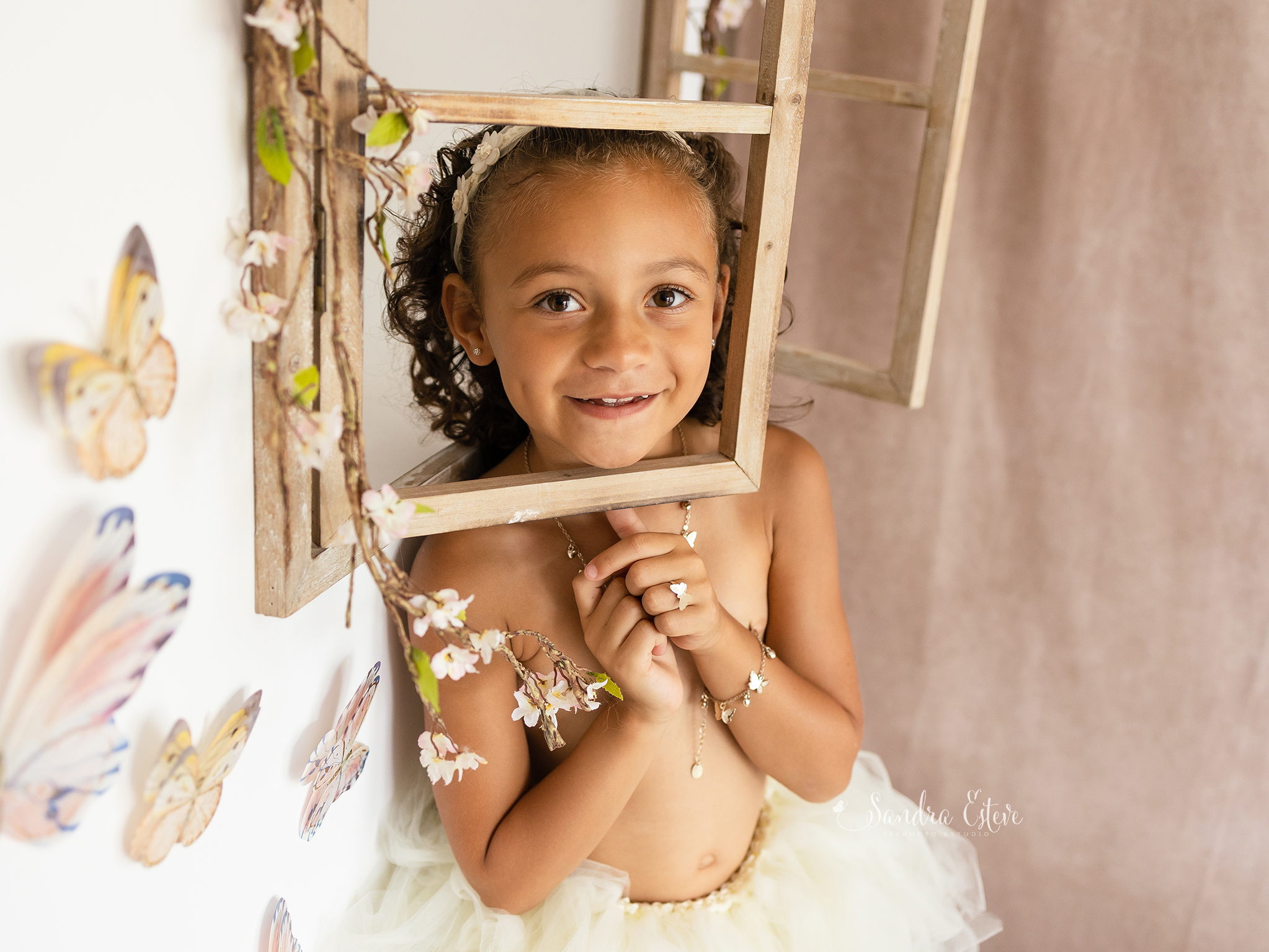 reportaje-familiar-fotos-niña-estudio-granollers