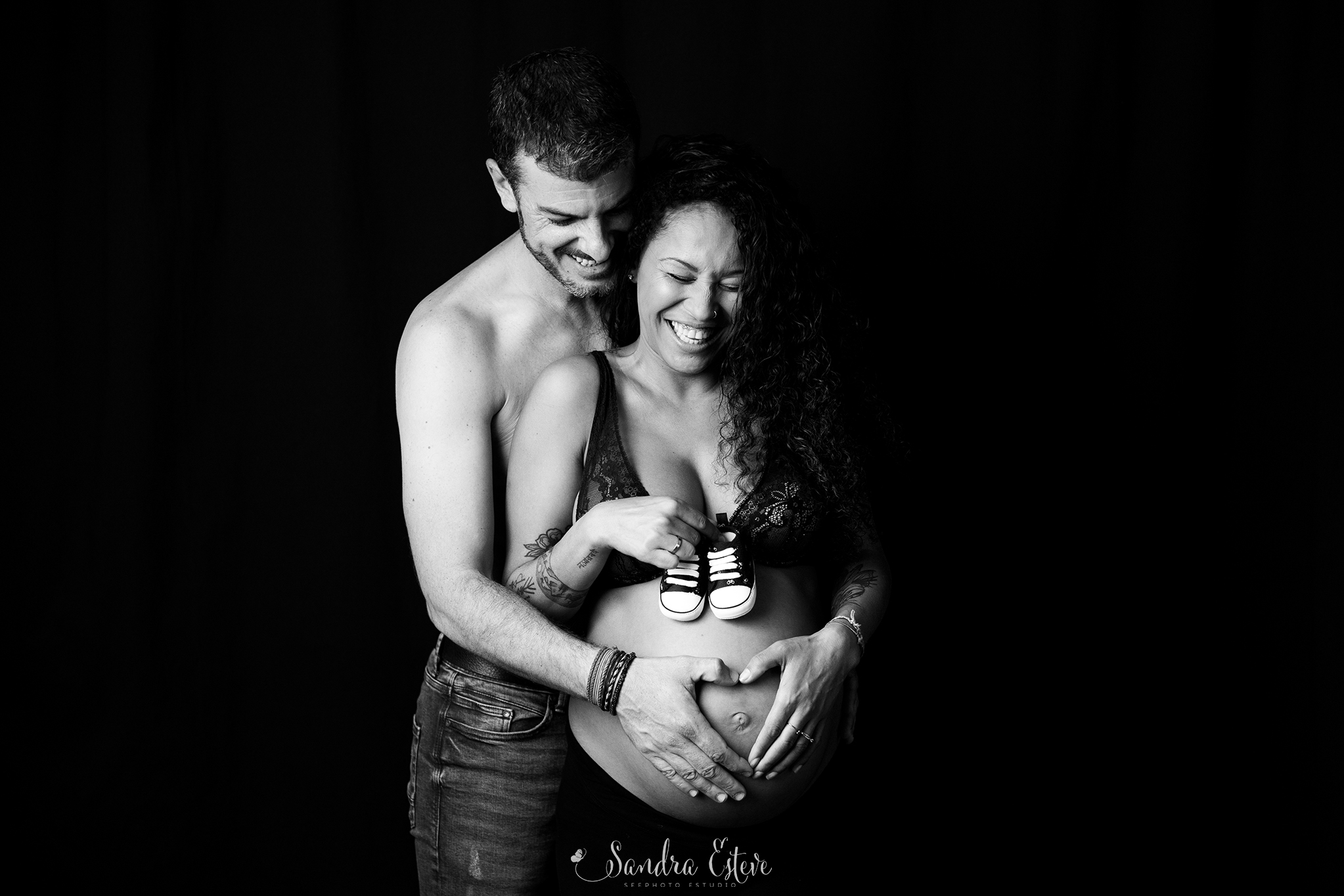 Reportaje fotografico de embarazada en estudio situado en Granollers.