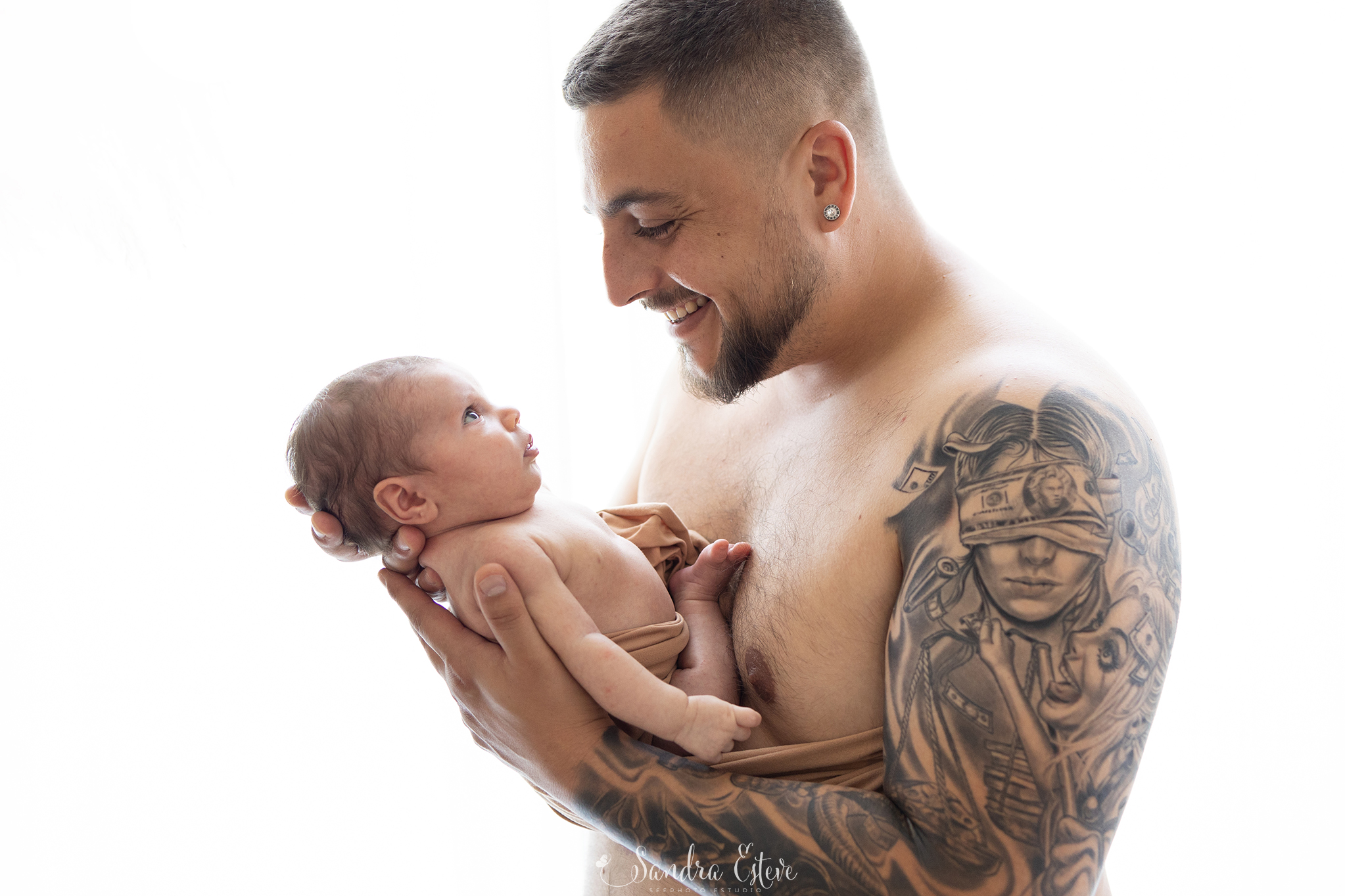 sesion-fotos-bebe-padre-fondo-blanco-estudio-barcelona