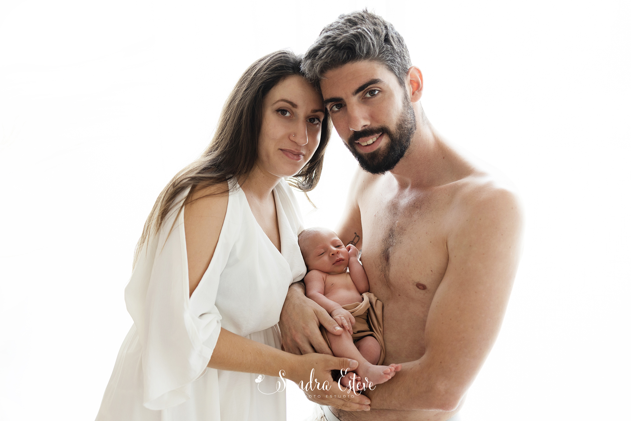 Reportaje fotos newborn en estudio de Granollers, sesión recién nacido con padres.