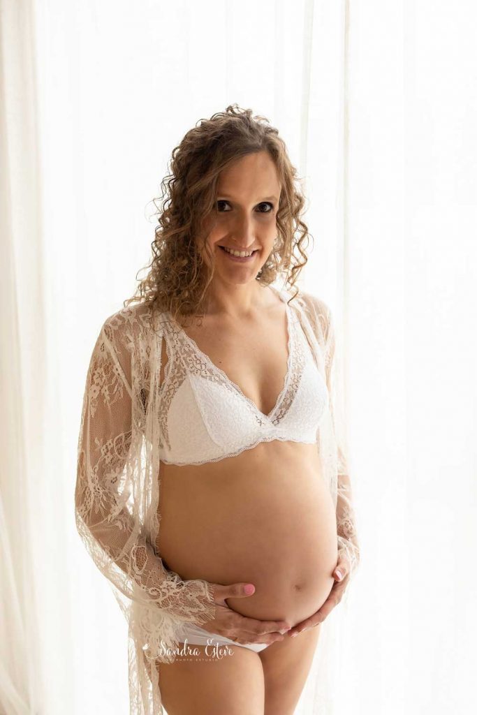 Foto embarazada fondo blanco luz natural.