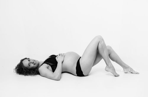 Foto embarazada blanco y negro