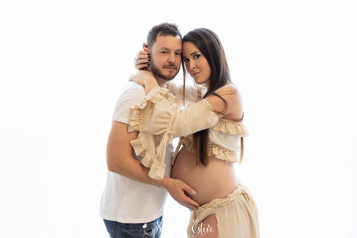 Sesión de embarazo estudio luz natural en pareja Les Franqueses del Valles.