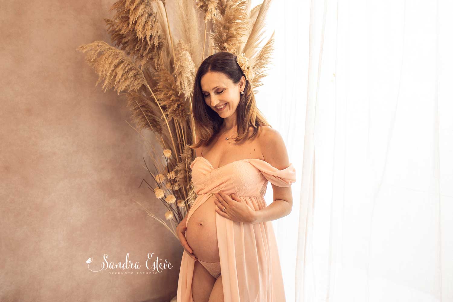 Sesion de fotos de embarazo en estudio con luz natural y vestidos. Montornes del Valles.