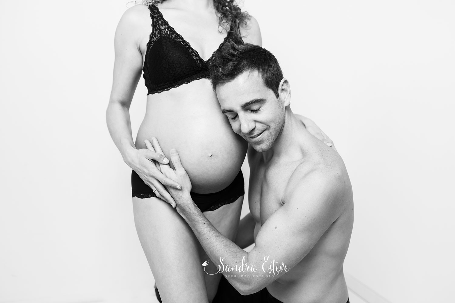 Sesion fotos de embarazada con pareja en blanco y negro en estudio Barcelona.