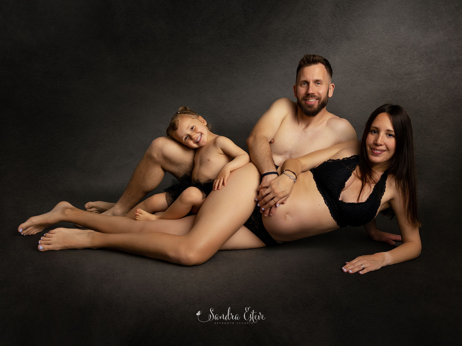 Sesión de fotos de embarazada en pareja, estudio en Granollers. Vale regalo sesión fotos embarazada.