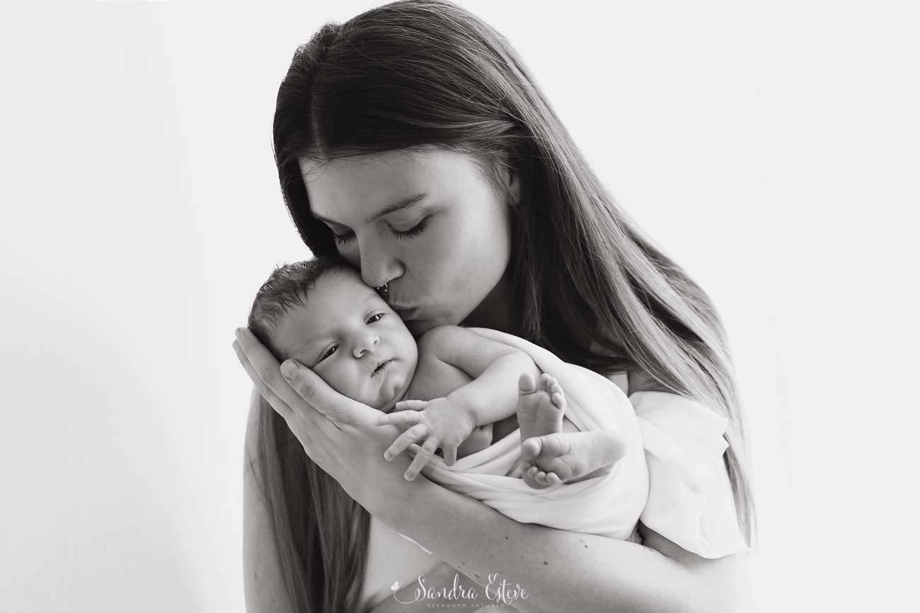 sesion_fotos_newborn2_blanco_negro_madre_hjjo_granollers