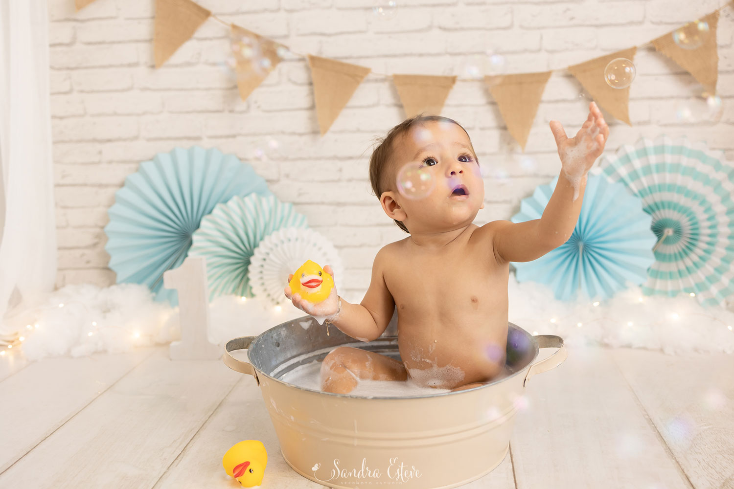 sesion_fotos_primer_año_smash_cake_baño_estudio_barcelona