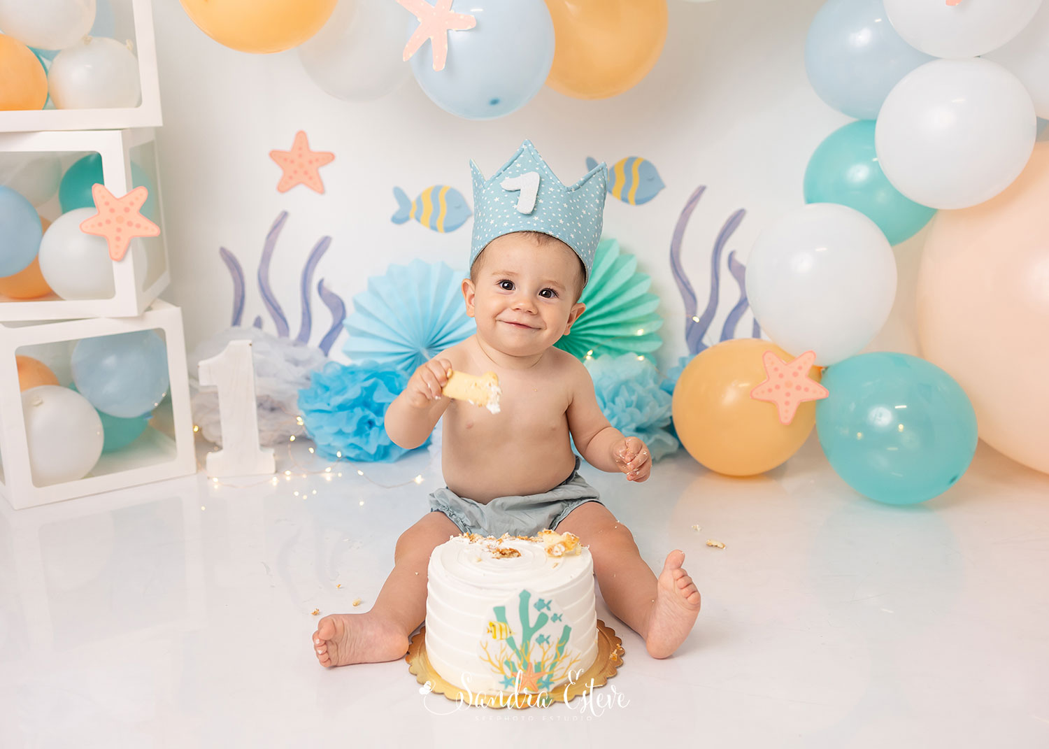 Reportaje de fotos para celebrar el primer año de tu peque en estudio Granollers, fotos con pastel.