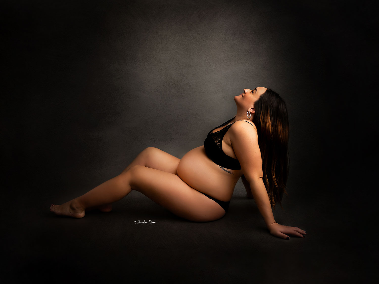 sesion_fotos_embarazada_fondo_negro_estudio_Granollers_seephoto_00003