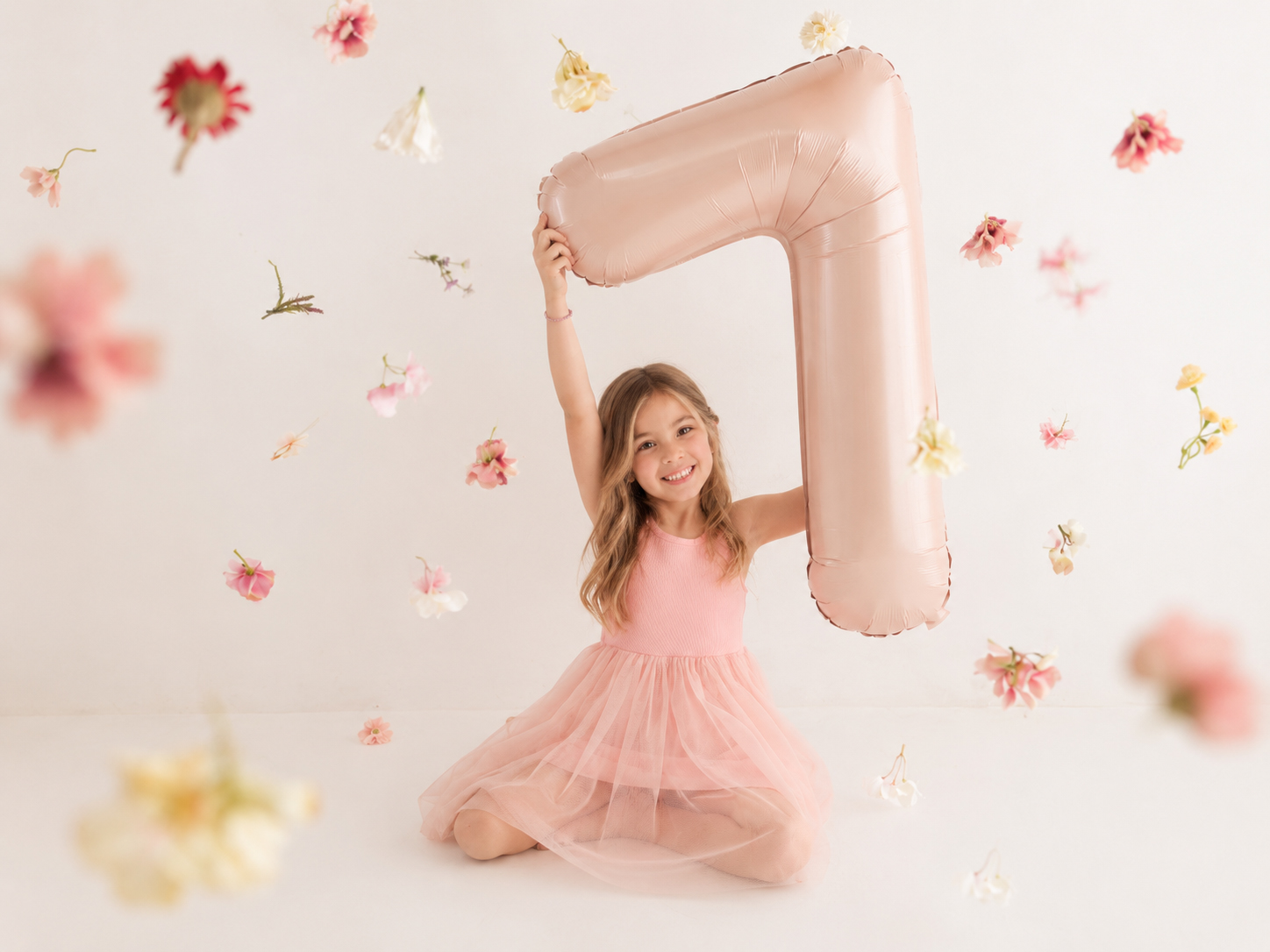 sesion de cumple en estudio con flores